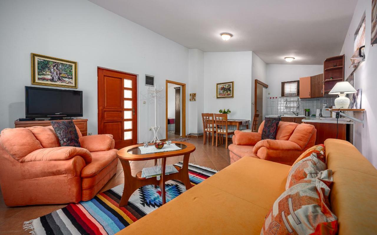 Hacienda Rosemary Villa Muntić Buitenkant foto